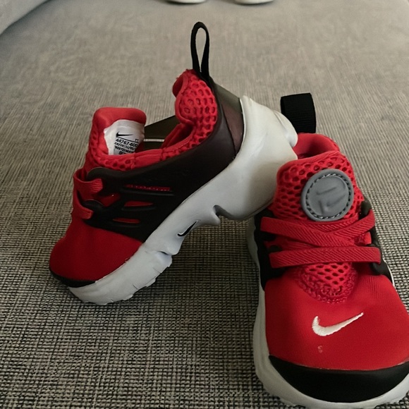 Nike - Picture 2 of 4